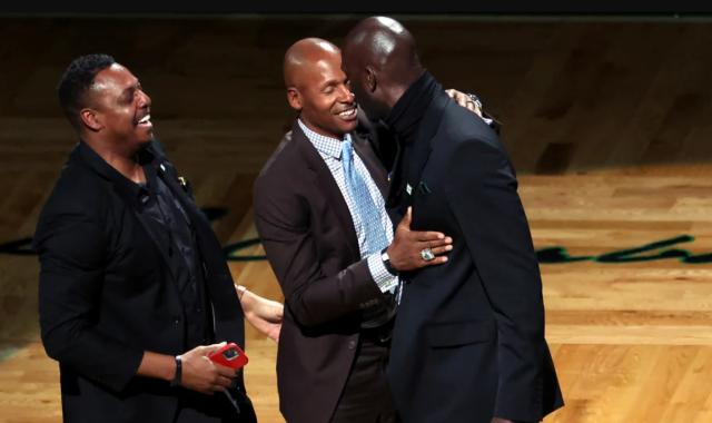 开云体育官网-雷·阿伦现身KG球衣退役仪式 三巨头一个都不能少