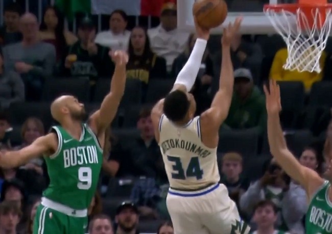 kaiyun-冲击力依然很强！字母哥反击一条龙上篮 缺阵15场后拿到复出首分